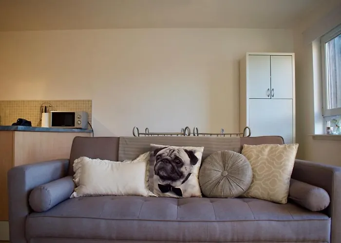2 Bedroom Flat With Balcony Views Of Arthur\'S Seat