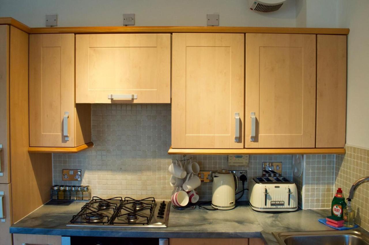 Apartment 2 Bedroom Flat With Balcony Views Of Arthur's Seat *