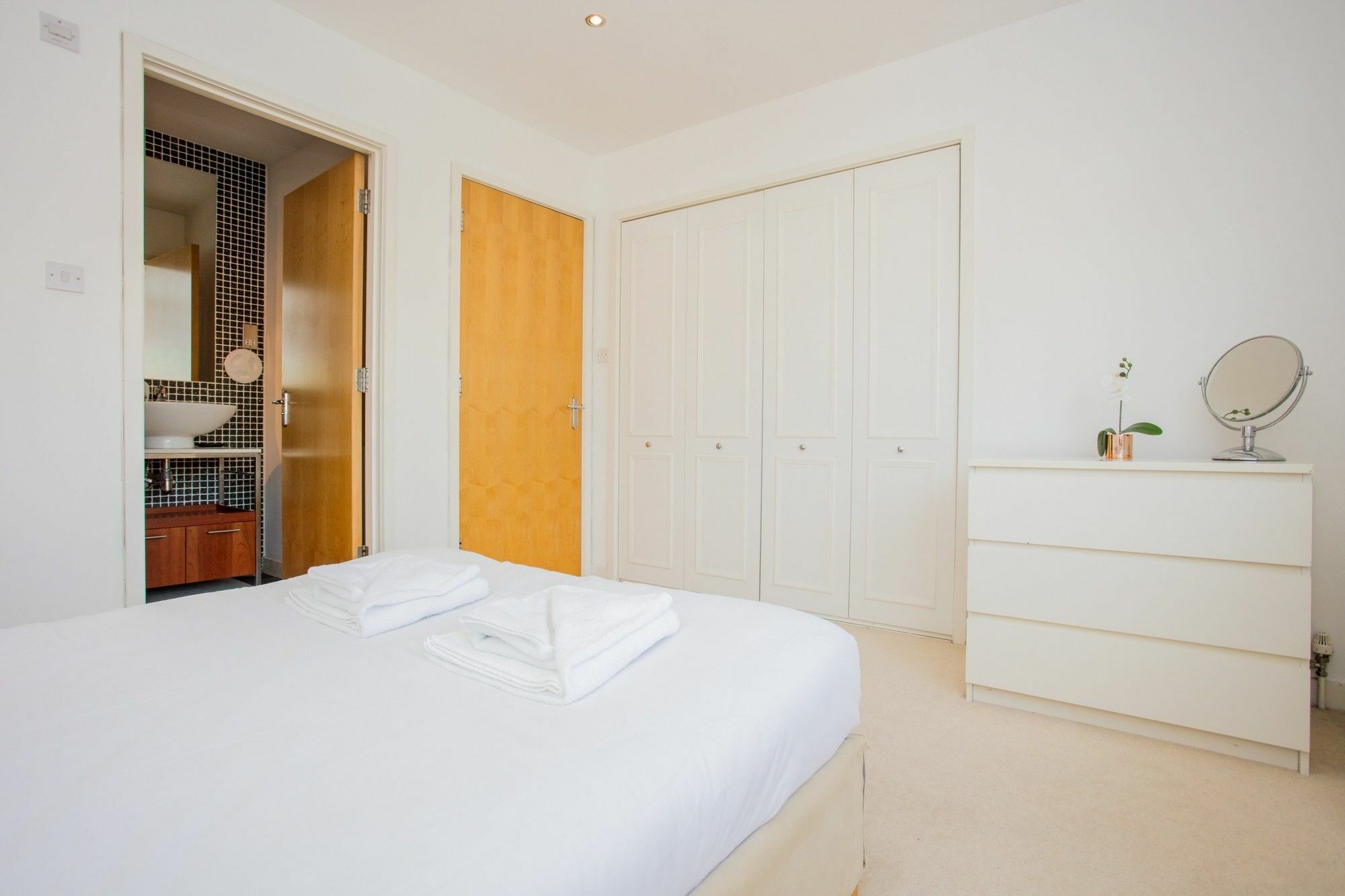 2 Bedroom Flat With Balcony Views Of Arthur's Seat *