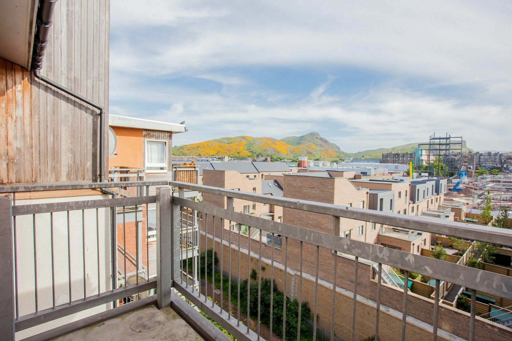 2 Bedroom Flat With Balcony Views Of Arthur's Seat Edinburgh
