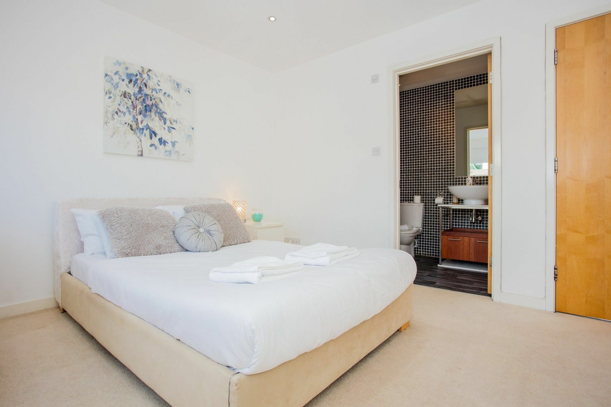2 Bedroom Flat With Balcony Views Of Arthur's Seat Edinburgh